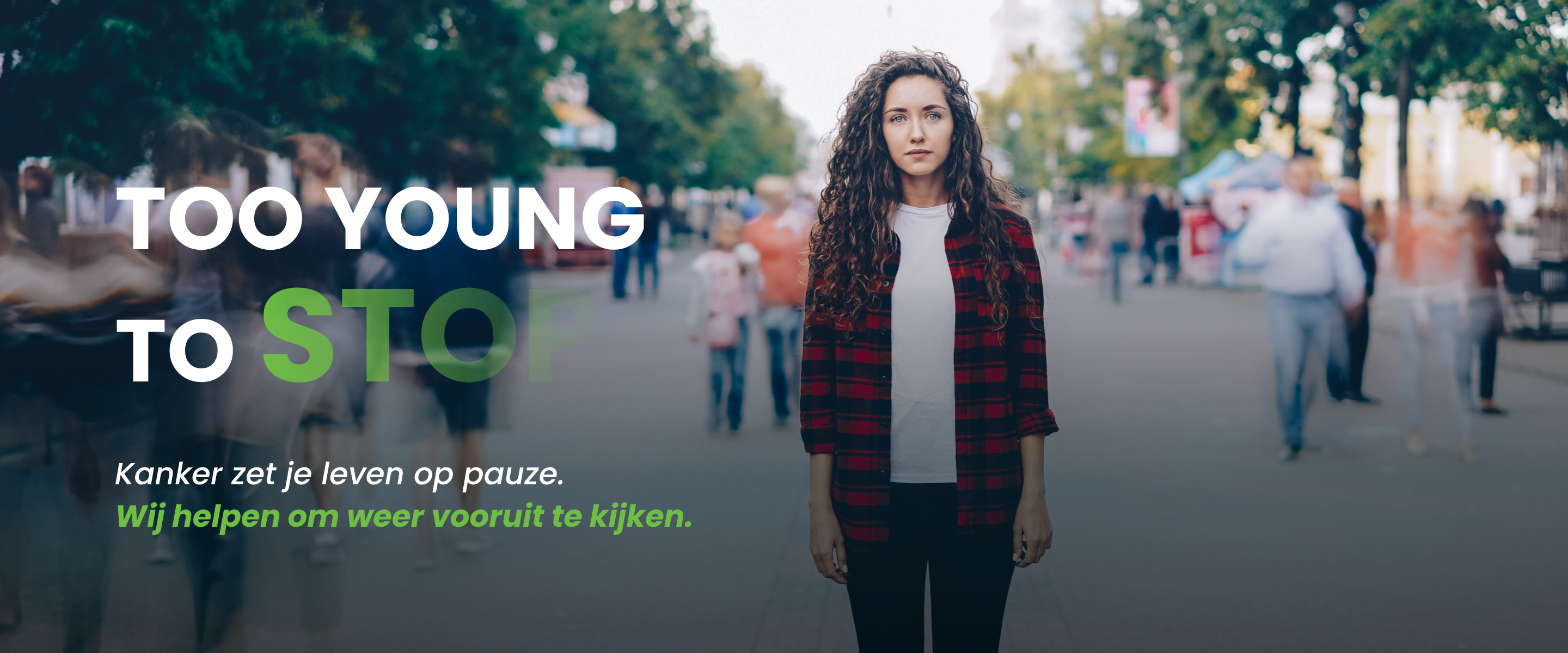 meisje wandelt op straat - Too young to stop campagne