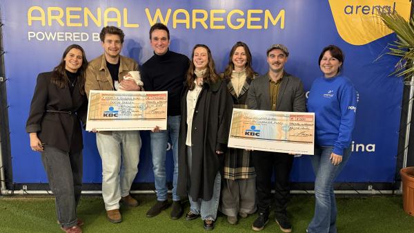 Padelski team geeft cheque aan Anticancer Fund